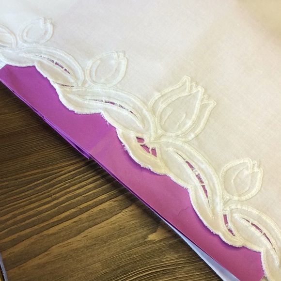 FINAL SALE PRICE Vintage White Tulip Design Pillow Case Set - Picture 4 of 5